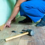 worker install the laminate floor